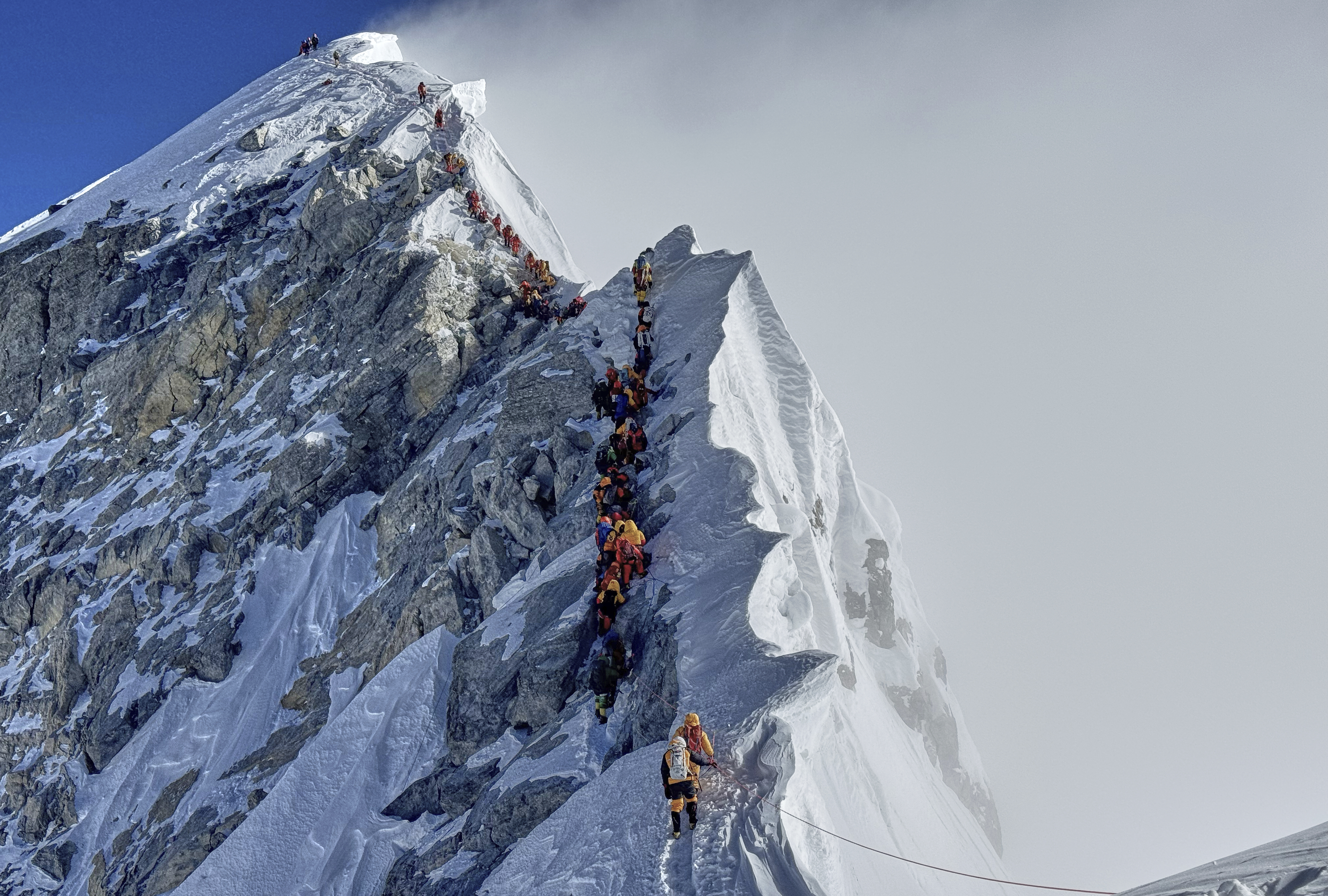 Aglomerație pe Everest: un număr record de alpiniști au escaladat cel mai înalt vârf montan din lume, într-o singură zi