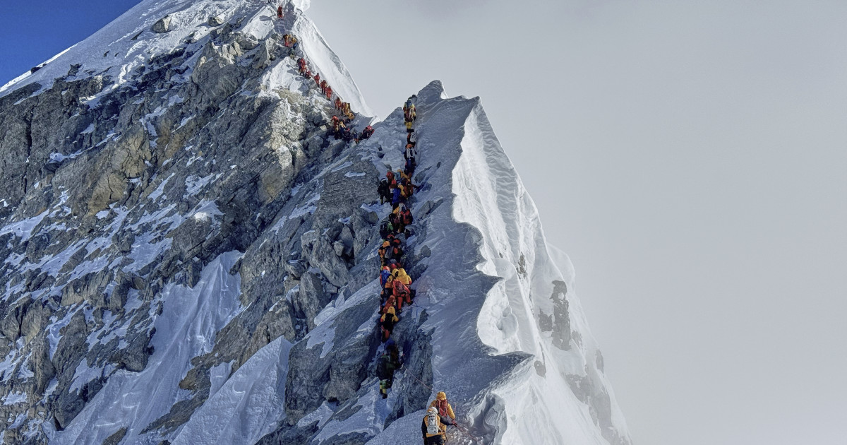 Record pe Vârful Everest: 274 de alpiniști într-o zi