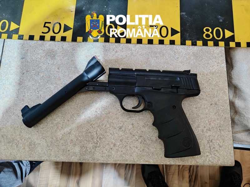 Peste 40 de percheziţii în 22 de judeţe, într-un dosar privind arme cumpărate ilegal online din Ungaria. Ce au confiscat poliţiştii