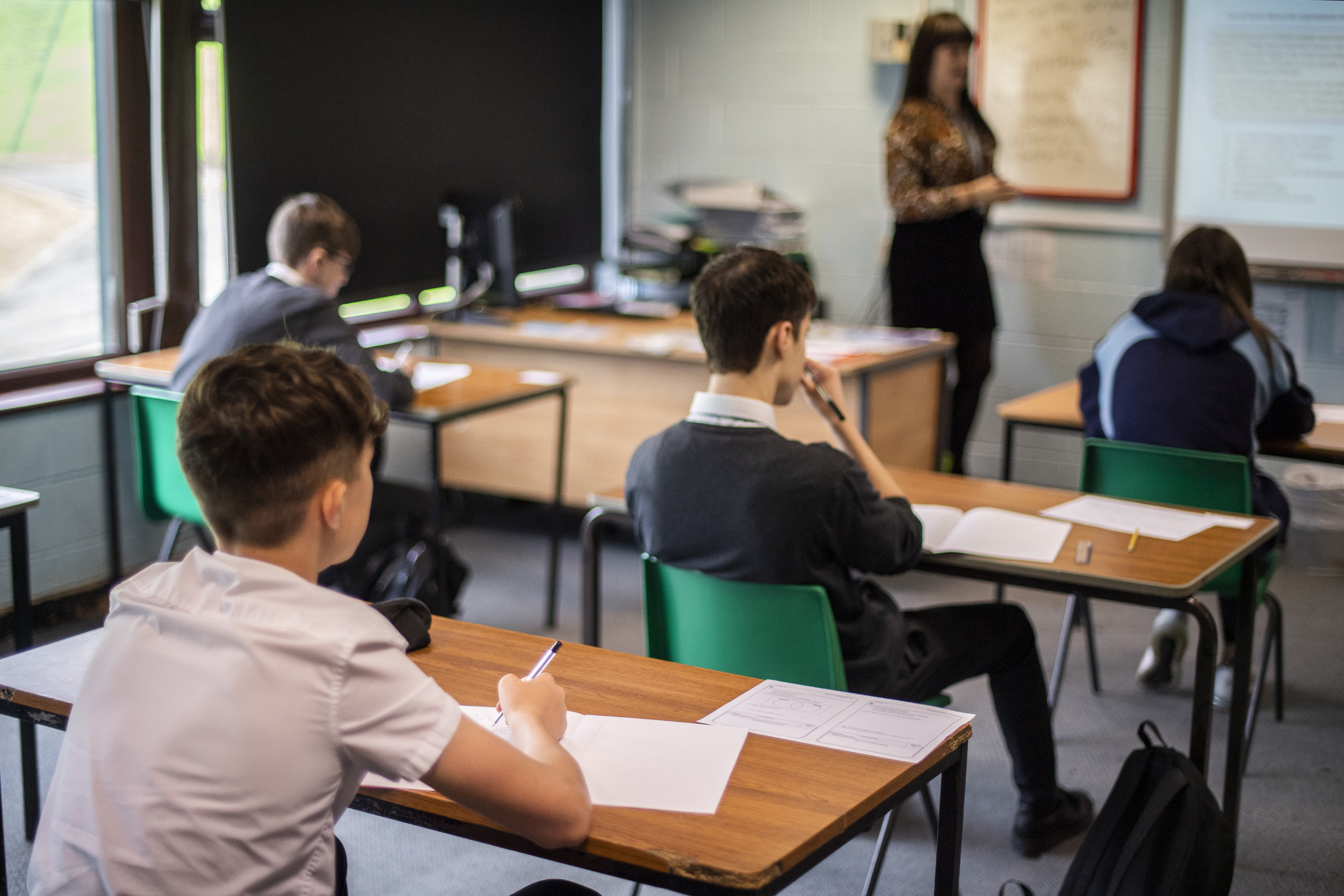 Ce s-ar putea schimba pentru elevii de liceu. Ministerul Educației a pus în consultare 175 de programe școlare noi