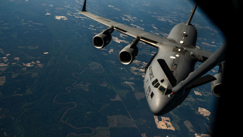 Un KC-135 Stratotanker alimentează un aparat A C-17 Globemaster III