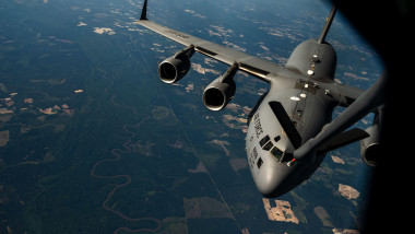 Un KC-135 Stratotanker alimentează un aparat A C-17 Globemaster III