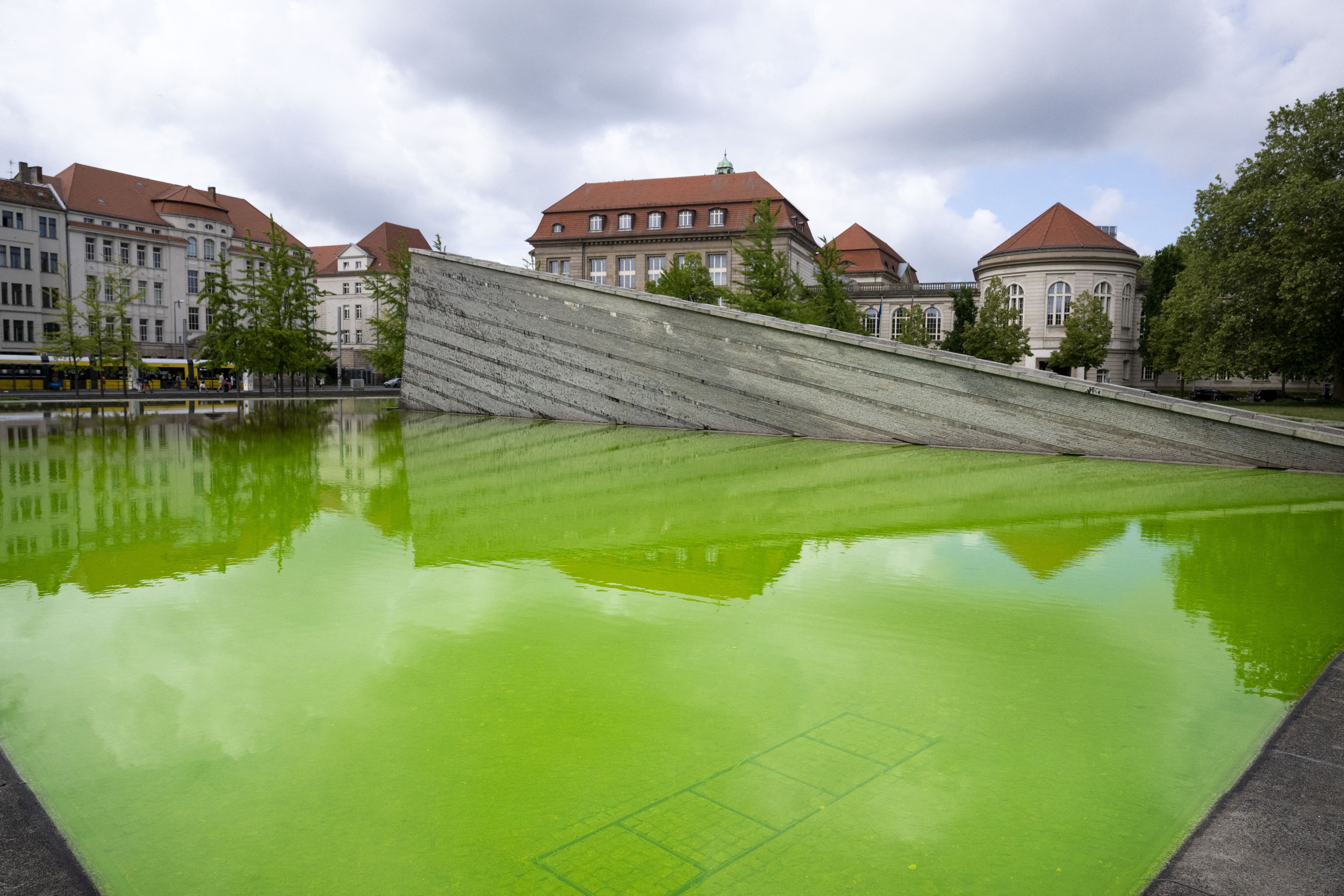 Protest „verde” în Germania: fântâni colorate în zeci de orașe de activiști ai mișcării Extinction Rebellion