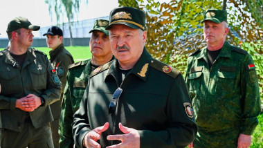 President Alexander Lukashenko, in uniforma, vorbeste cu comandanti militari bielorusi