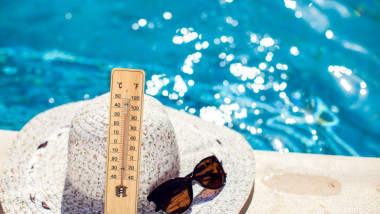 ochelari de soare, termometru, pălărie, lângă o piscină