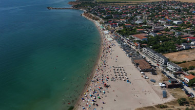 Imagine aeriană cu plaja și localitatea 2 Mai din județul Constanța,