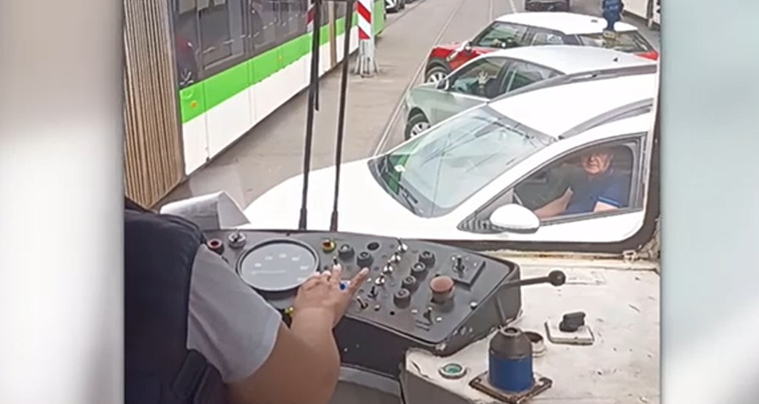 Exasperată de circulația din București, o femeie s-a dat jos din tramvai și a făcut ordine în trafic. „Doamnă, hai, dați-vă să trecem”