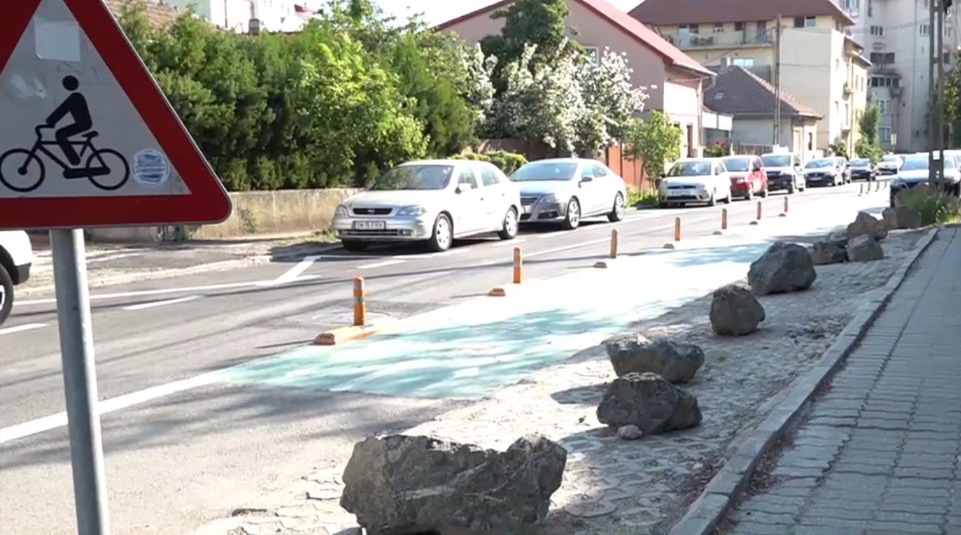 Primărie amendată cu 100.000 de lei după ce a pus bolovani pe spațiile verzi, ca măsură anti-parcare. Explicația dată de Garda de Mediu