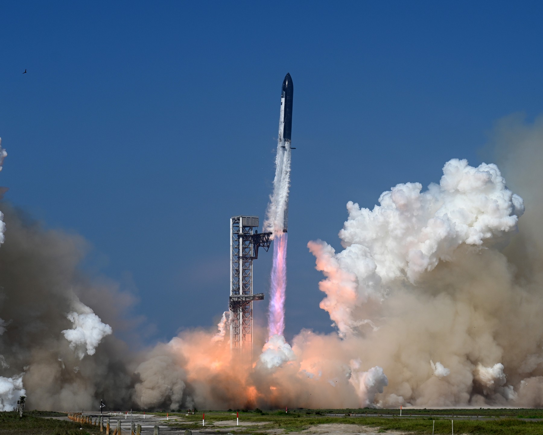 SpaceX a testat cu succes cea mai mare și mai puternică rachetă a sa de până acum