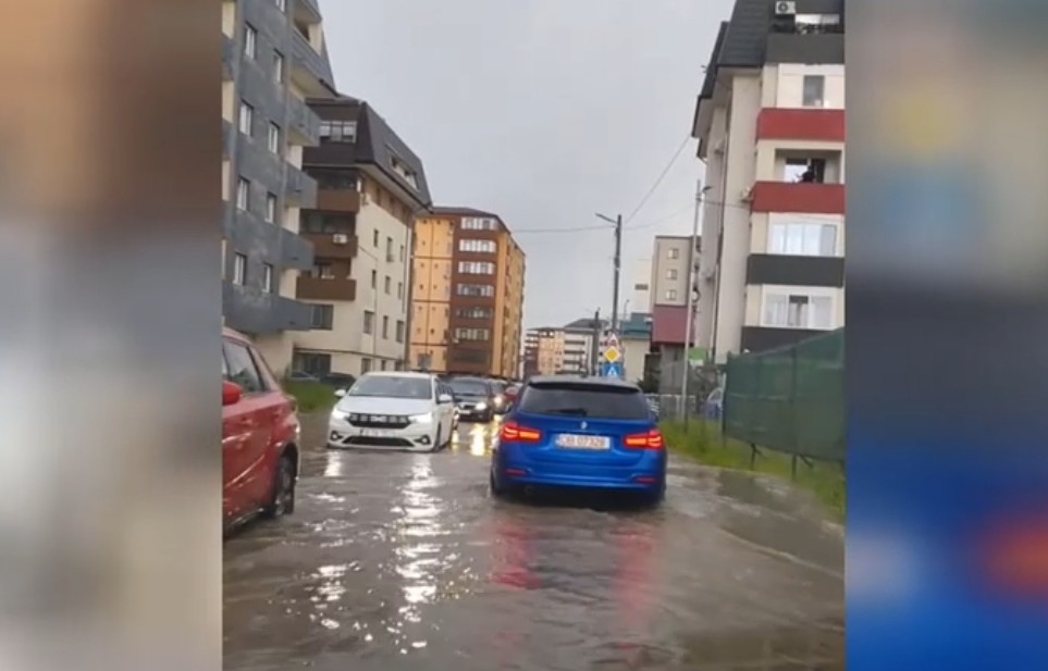 Vreme la extreme. Ploile torențiale și vântul puternic au făcut ravagii în unele zone din țară: copaci doborâți și străzi inundate