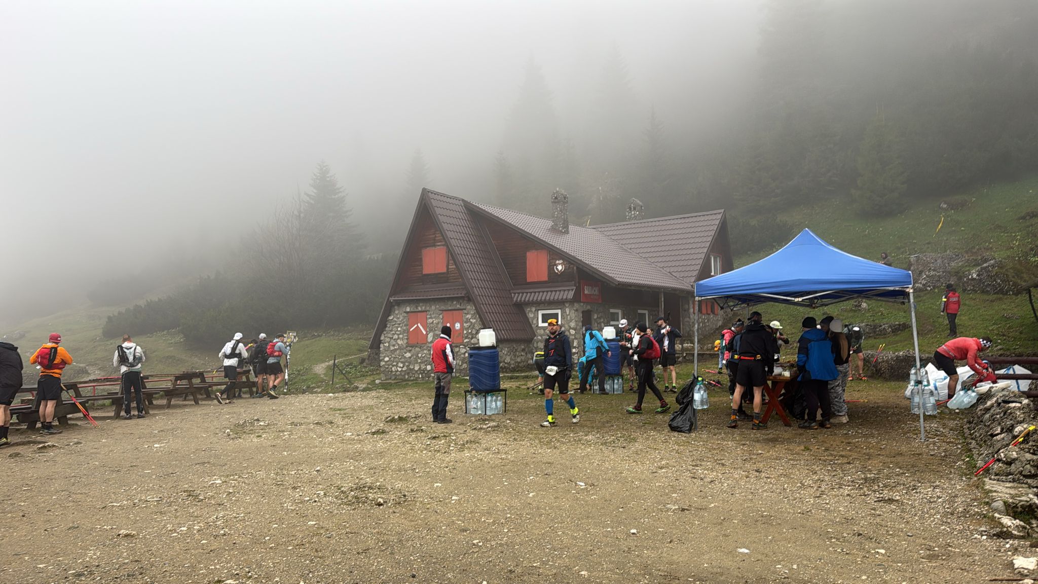 Intervenție în Munții Bucegi: 16 oameni au avut nevoie de Salvamont, pe traseul unui ultramaraton. În zonă a apărut și un urs
