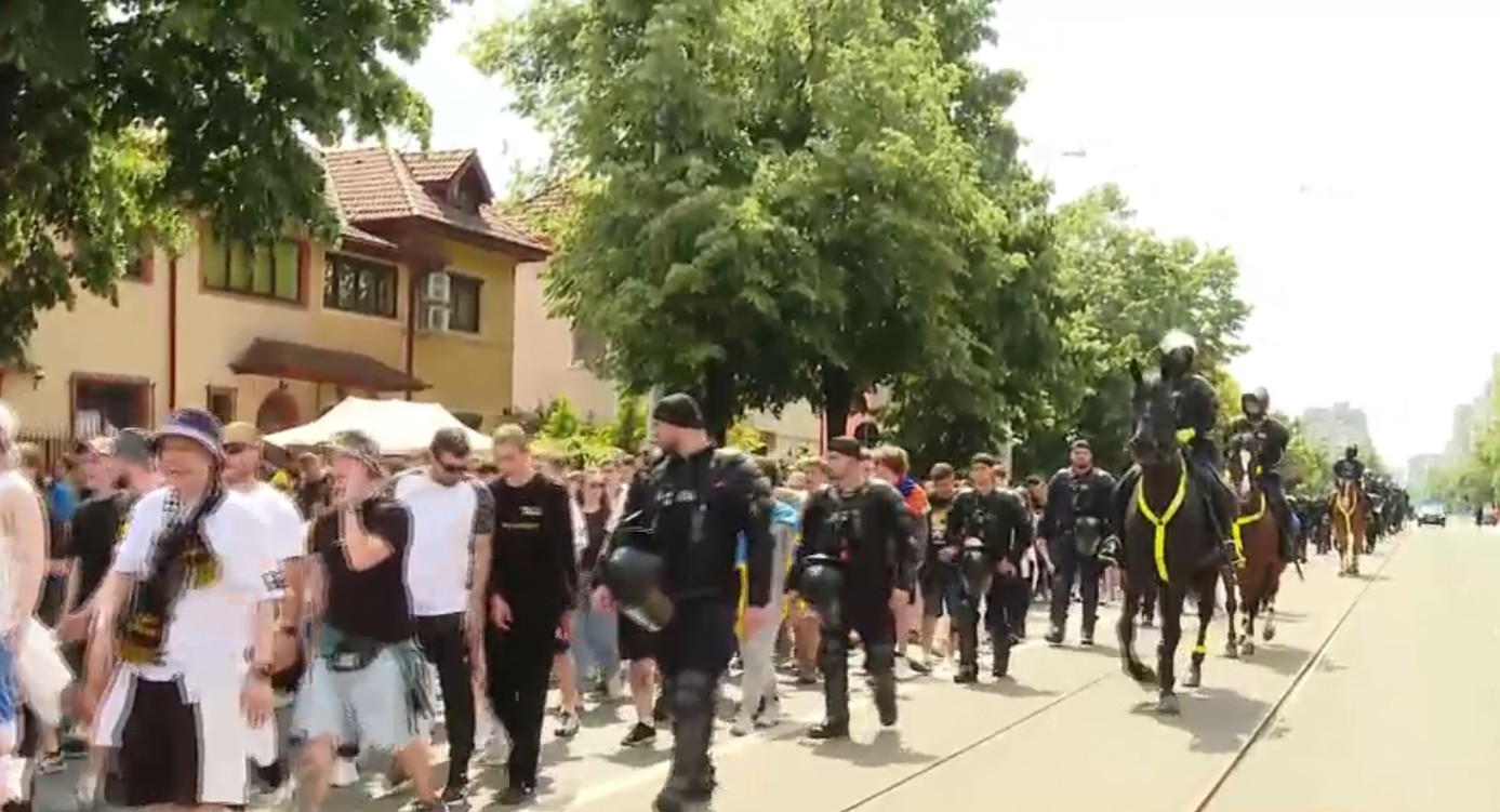 Concert cu risc în București: Mii de fani ai artistului Max Korzh sunt pe străzi. Poliția este în alertă