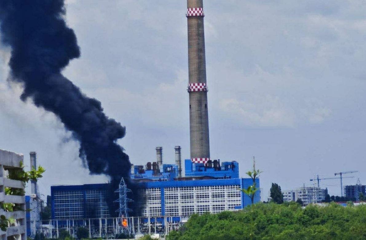 Incendiu la CET Vest, în Sectorul 6 al Capitalei: arde un transformator, sunt mari degajări de fum negru