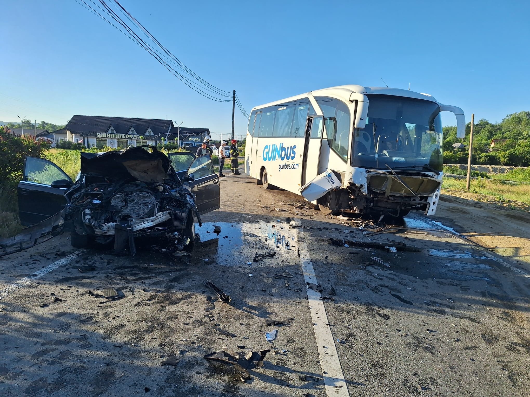 Accident grav între un autocar care transporta mineri și un autoturism. Unul dintre șoferi ar fi adormit la volan
