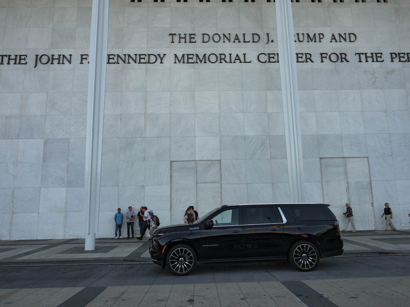Numele lui Trump trebuie șters de pe Kennedy Center, a decis un judecător. Reacția colerică a președintelui american