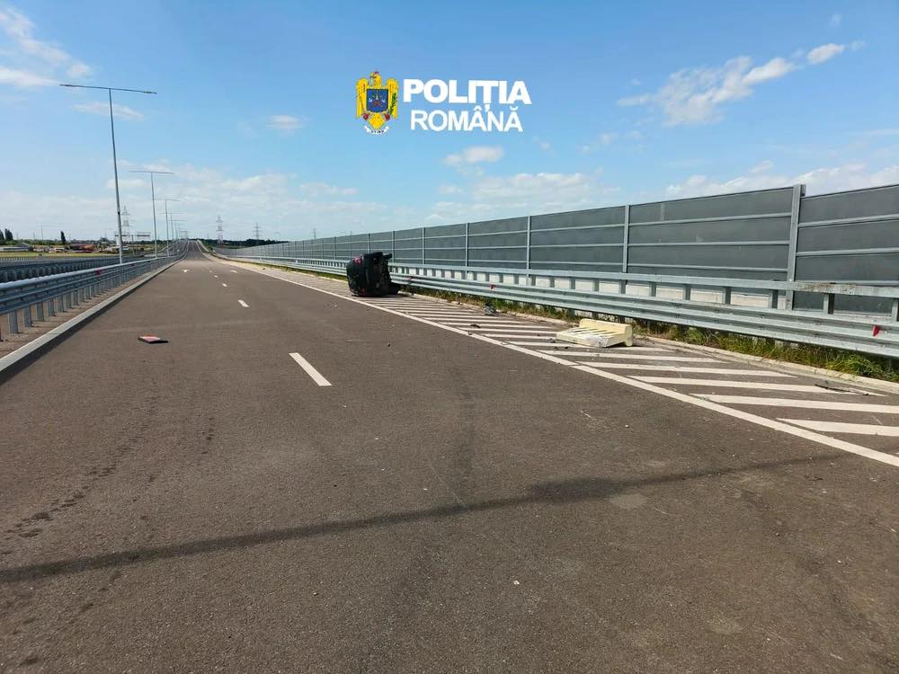 Cursă periculoasă pe Autostrada Soarelui: Un bărbat s-a răsturnat cu mașina încercând să scape de polițiști. Ce au descoperit asupra sa
