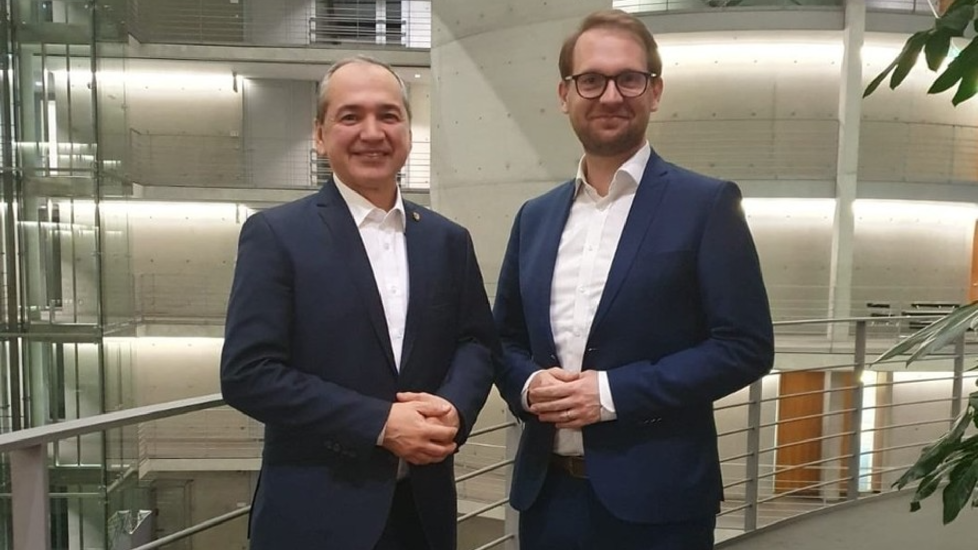 Un român a învins din nou extrema dreaptă în Germania: Octavian Ursu a câştigat al doilea mandat de primar. Mesajul lui Dominic Fritz