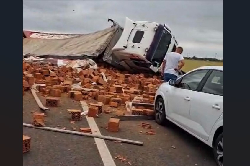 Un TIR încărcat cu cărămizi s-a răsturnat peste o maşină, pe centura Timişoarei. Un bărbat a murit pe loc