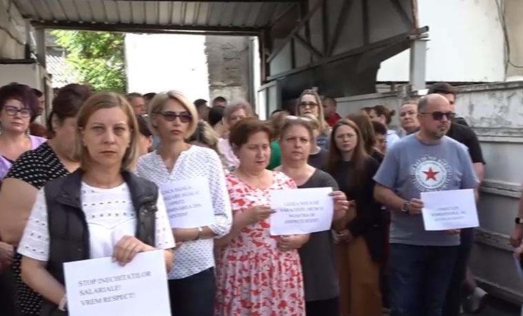 Angajații de la Casa de Pensii Dolj au întrerupt lucrul. Ei anunță proteste și săptămâna viitoare