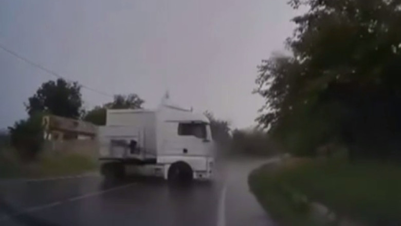 un tir derapeaza pe sosea