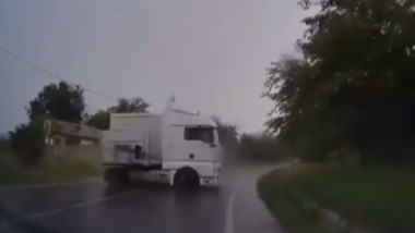 un tir derapeaza pe sosea