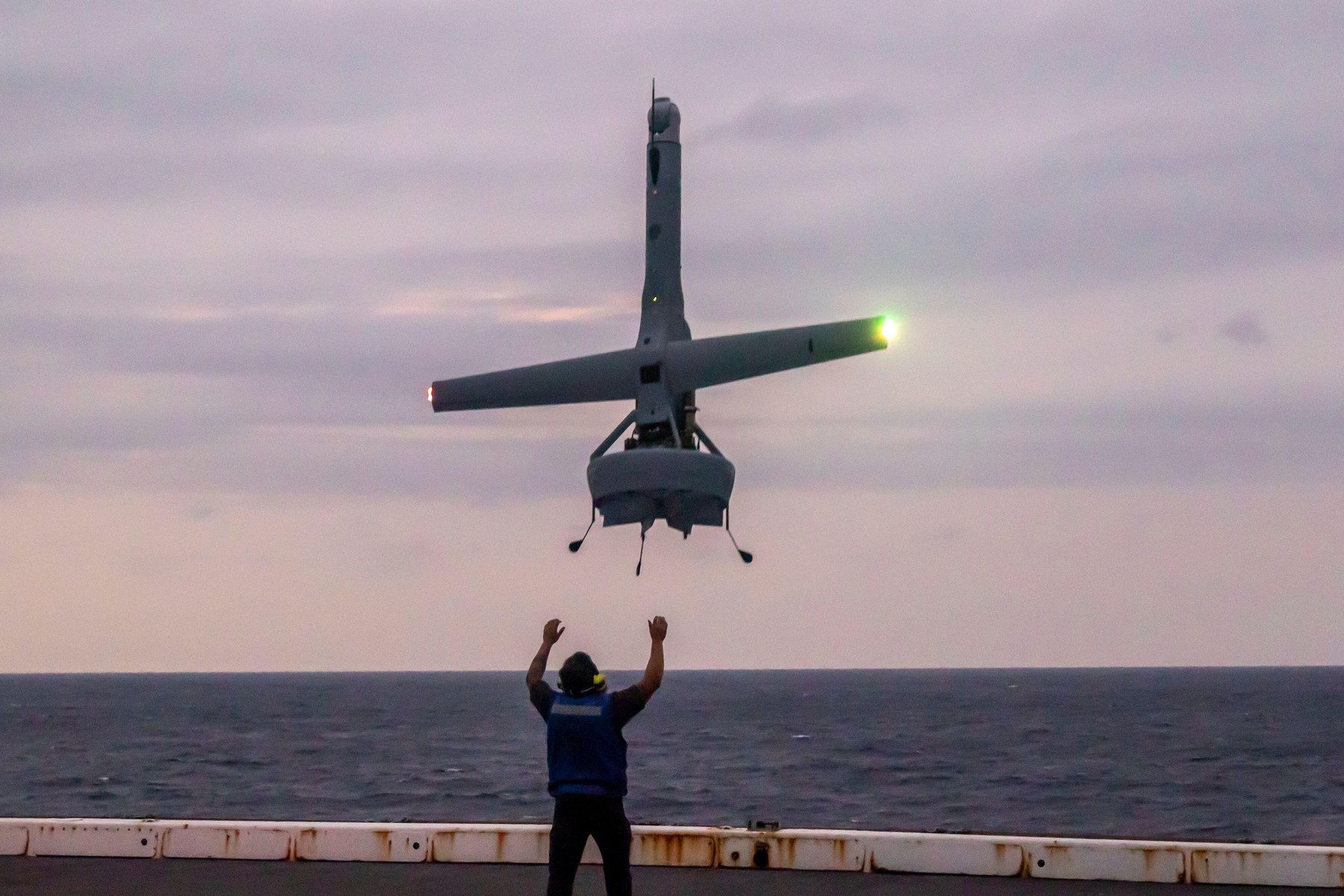O femei ofițer al Forțelor Navale Române, grav rănită la o mână de o dronă V-BAT în timpul unui exercițiu în Texas. Anchetă Reuters
