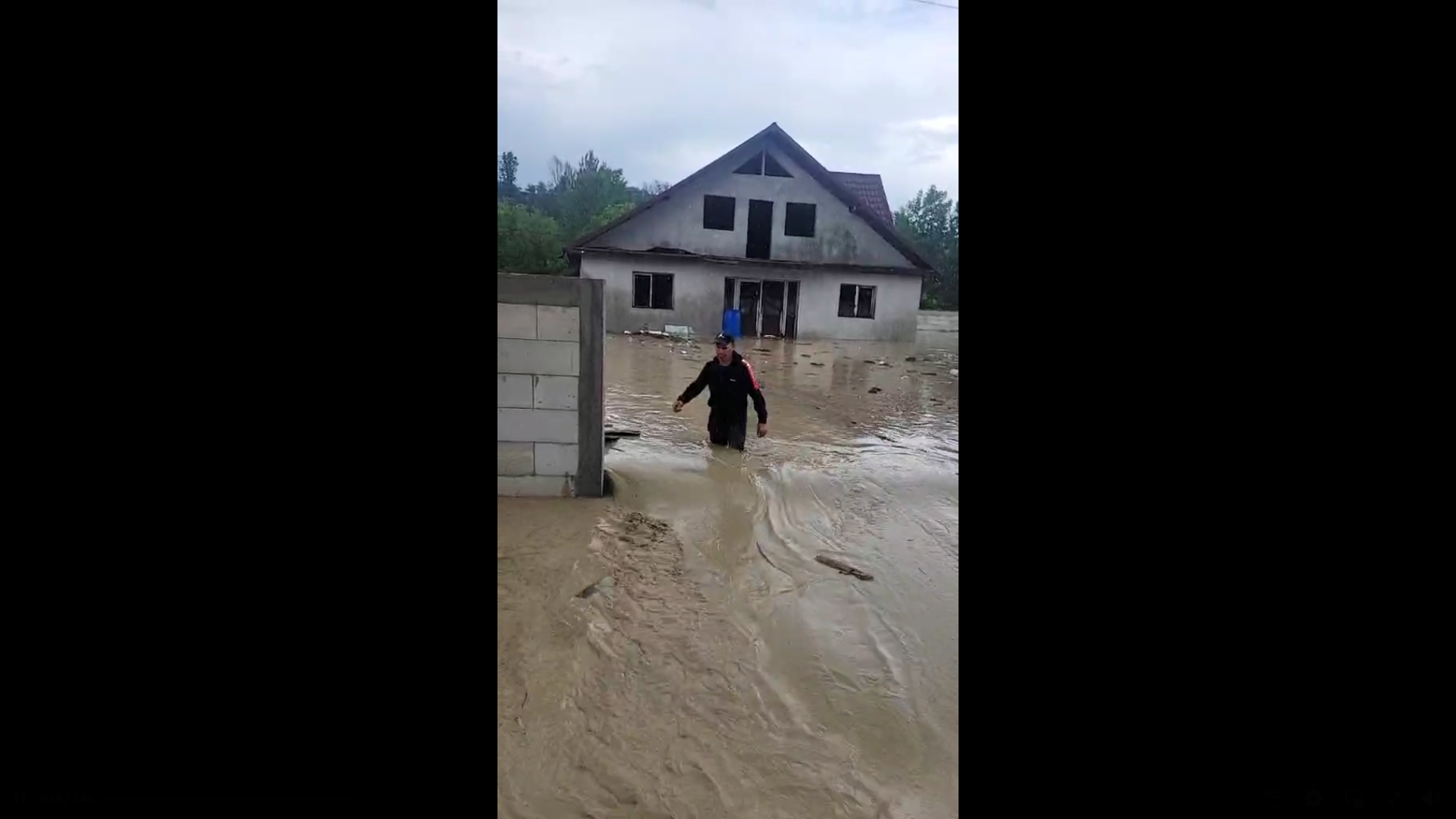 Prăpăd în zeci de localități din România după viiturile de ieri. Mai multe sate din țară au rămas izolate în furtunilor