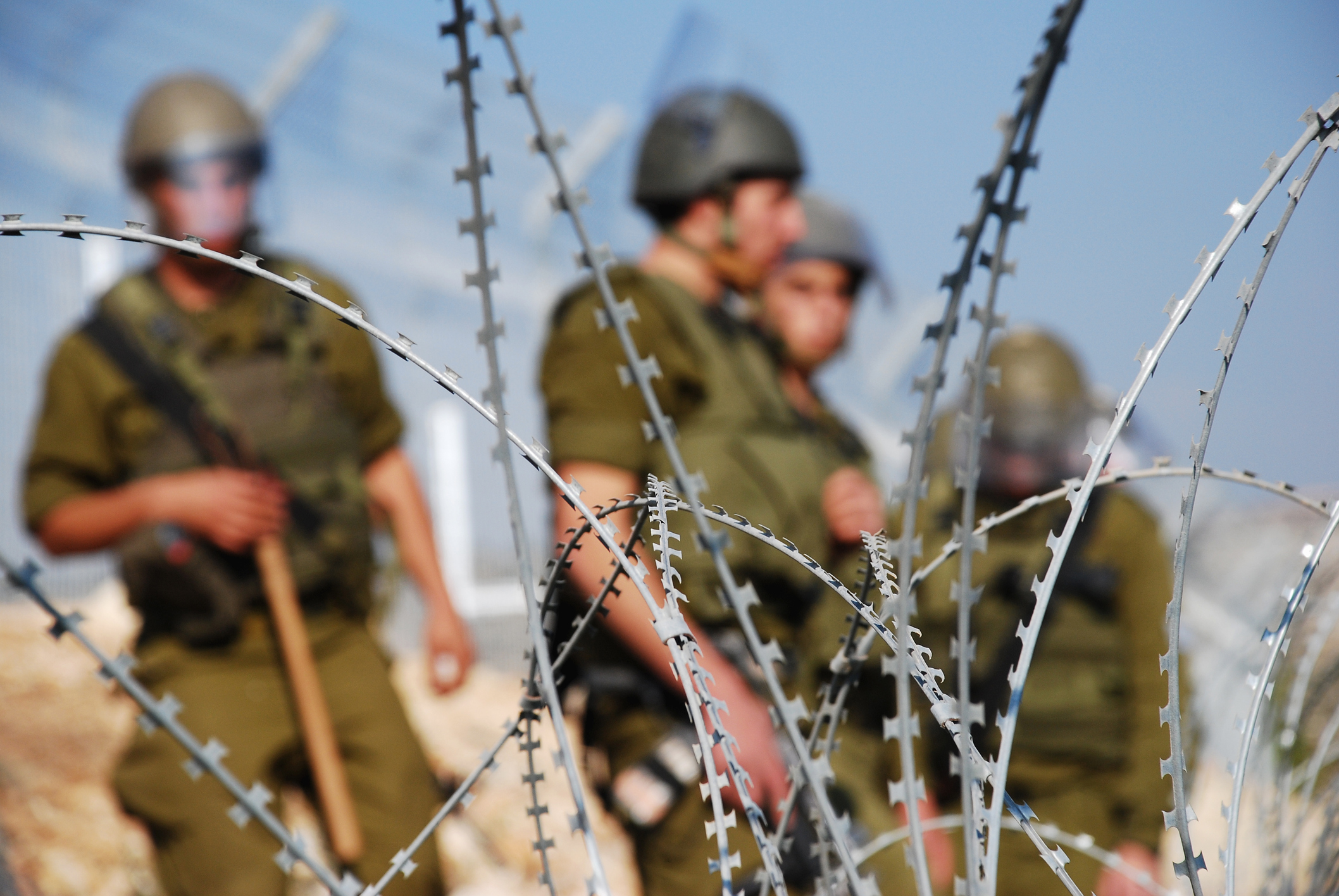 Israelul afirmă că este ținta unor rachete lansate din Iran. Sistemele de apărare au fost activate
