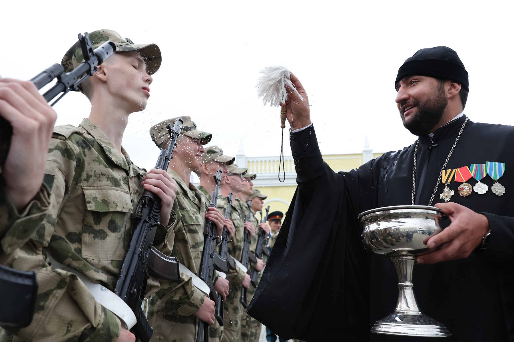 Biserica Ortodoxă Rusă încurajează oamenii să se ofere voluntari în Ucraina ocupată. Ce s-ar putea ascunde în spatele acestei campanii
