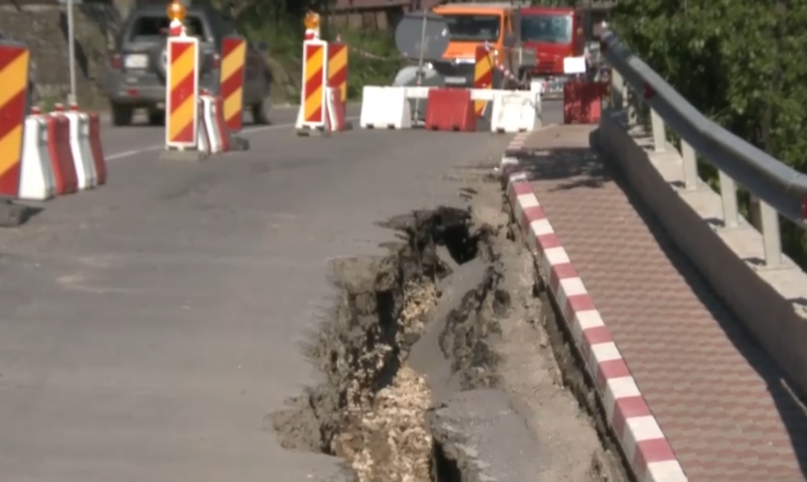 Pericol pe drumul care leagă Buzăul de Brașov. O porțiune din DN10 s-a surpat, iar autoritățile au declarat zona calamitată