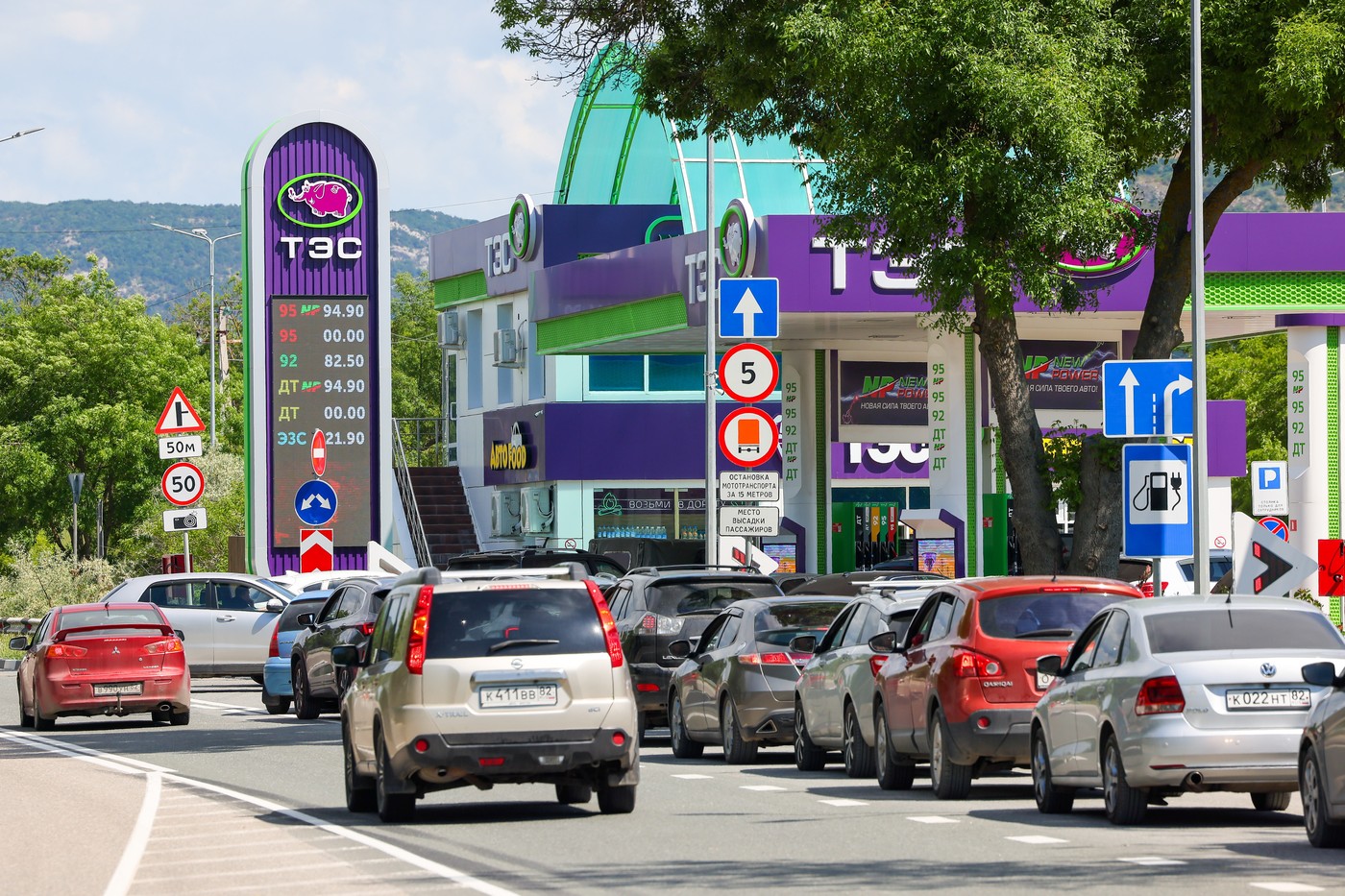 Rușii stau la cozi uriașe la benzină, din cauza atacurilor ucrainene. „Tot ce mai trebuie e să-mi cumpăr un cal”