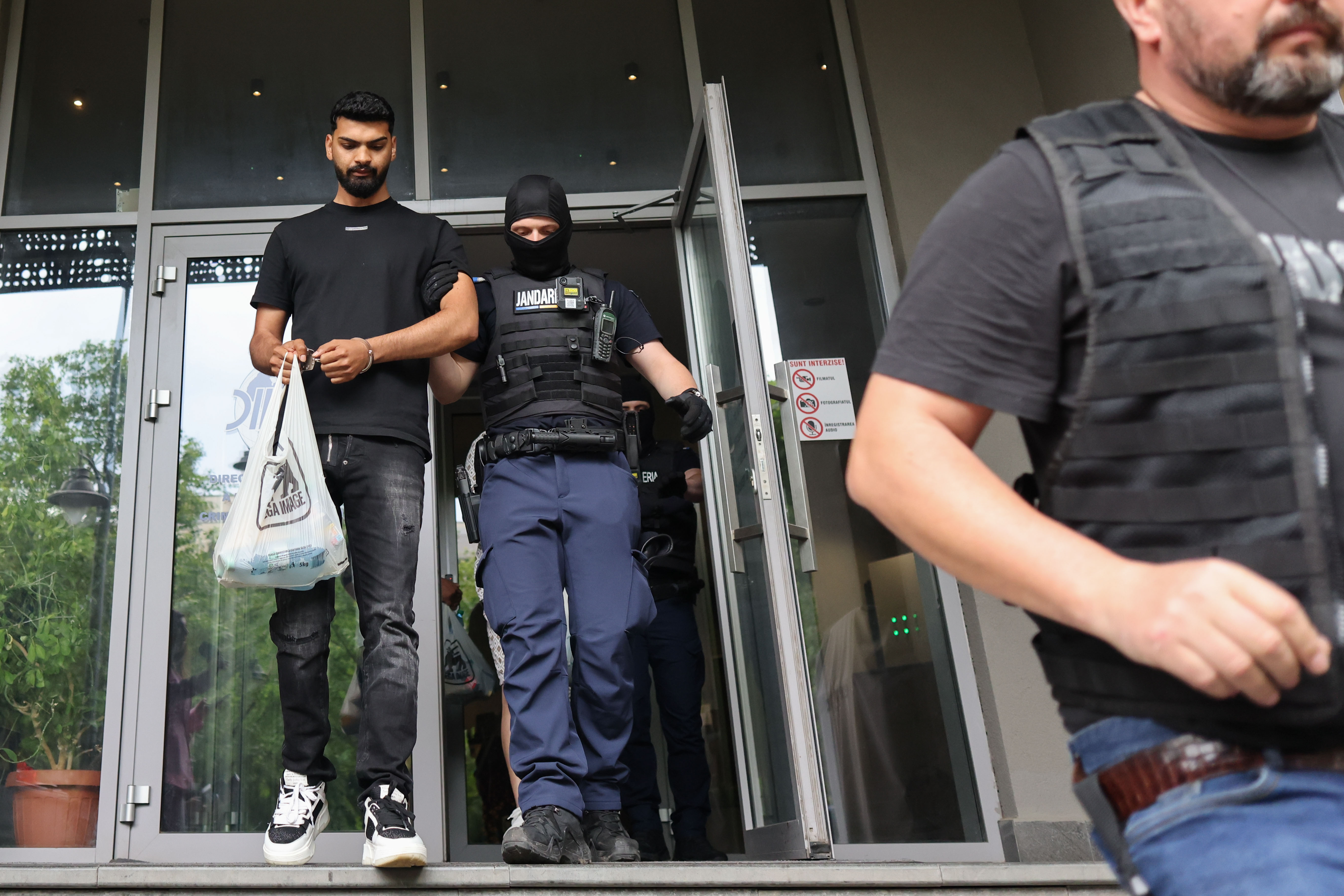 Lideri ai clanului Duduianu au fost reținuți. Procurorii îi anchetează într-un dosar de trafic de persoane și proxenetism