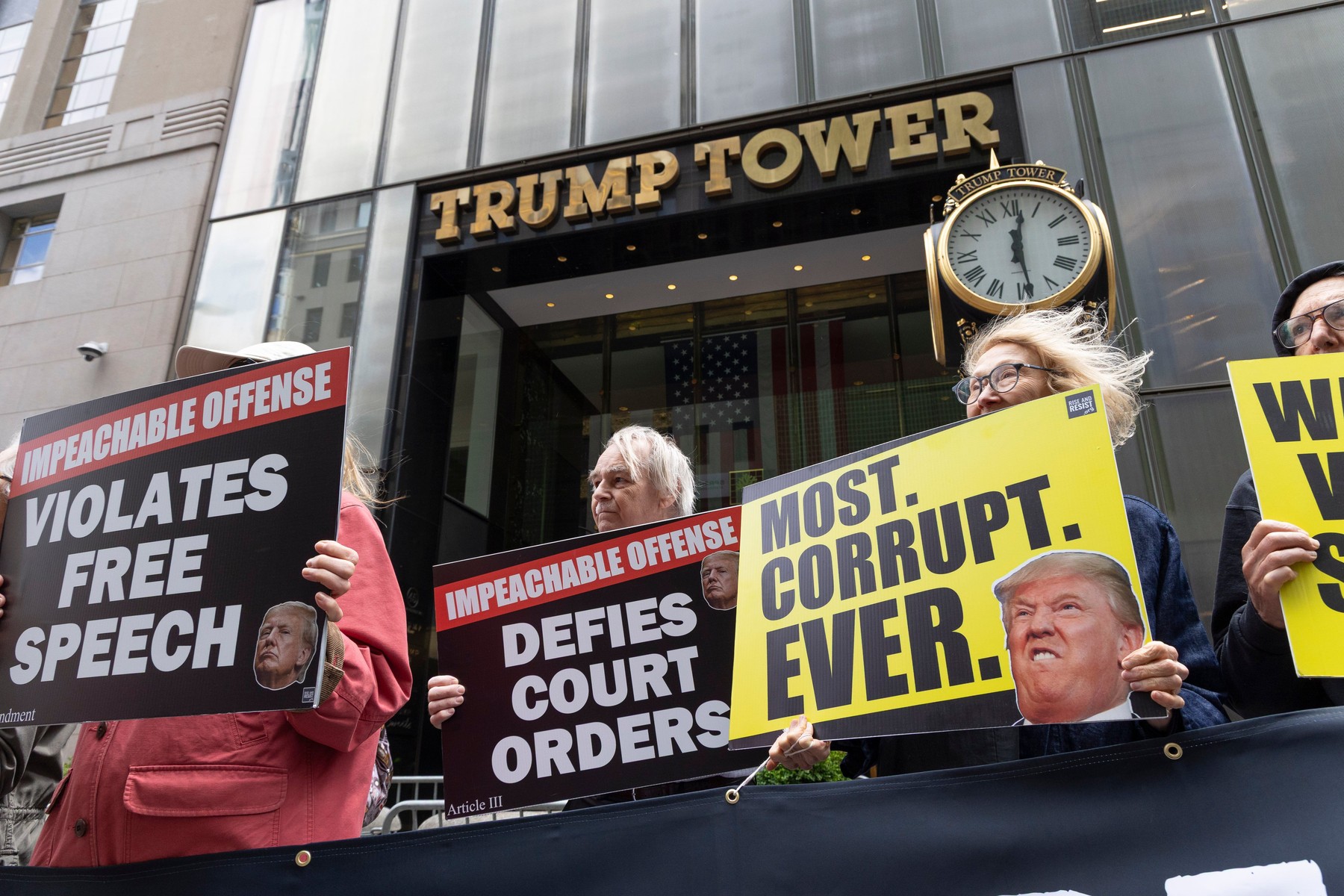 Familia Trump a încasat aproximativ 500 de milioane de dolar