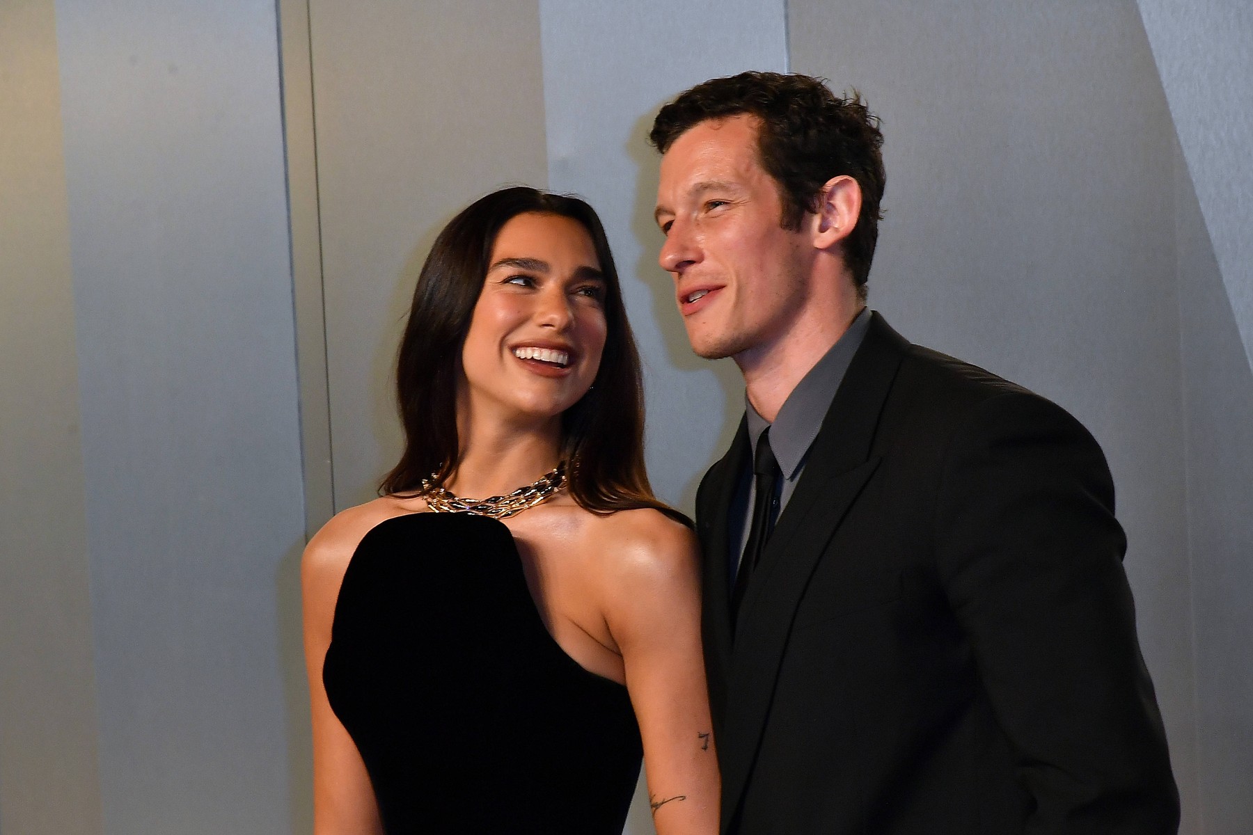 Cântăreața Dua Lipa și actorul Callum Turner s-au căsătorit: urmează o petrecere de trei zile în Sicilia