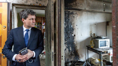 nicusor dan viziteaza apartamentul distrus de drona ruseasca la galati