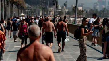 turisti pe o promenada in barcelona