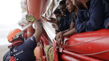 Migranți salvați în Marea Mediterană la bordul unei nave umanitare