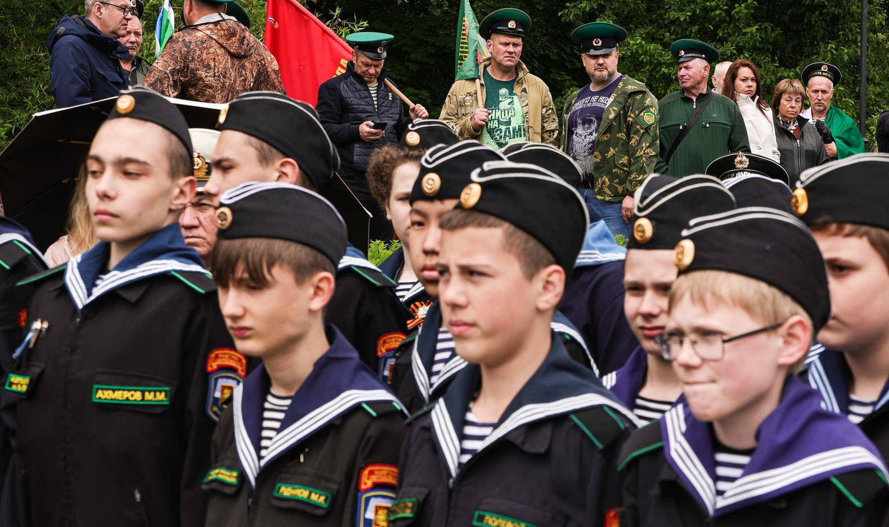Copiii nu sunt bine: Minorii din Rusia, victime ale îndoctrinării politice și militare (raport)