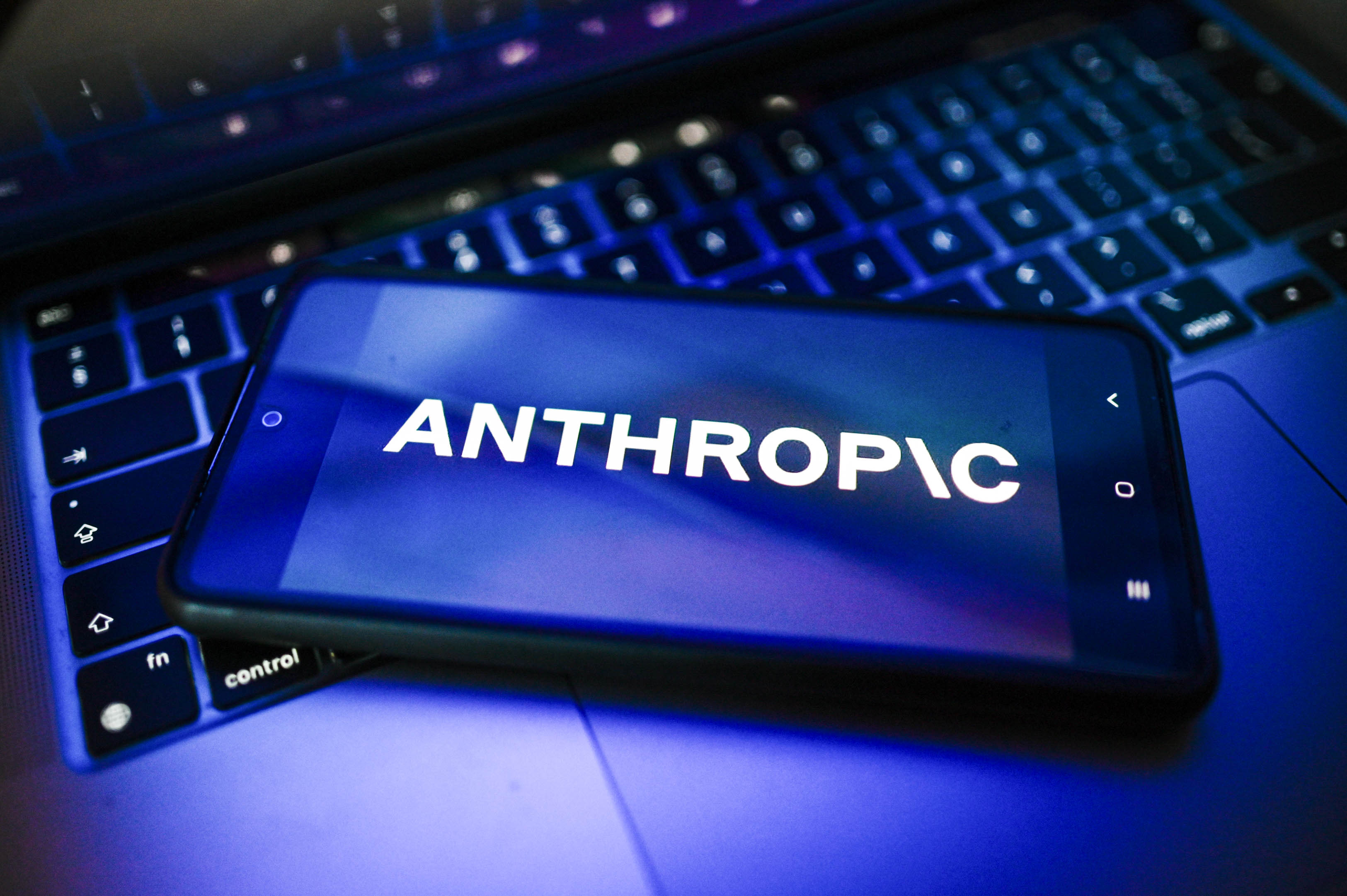 Anthropic va oferi Uniunii Europene acces la modelul avansat de inteligenţă artificială Mythos. Administrația Trump și-a dat acordul
