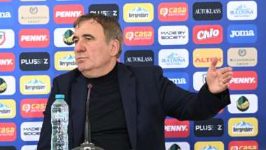 gheorghe hagi la o conferinta de presa
