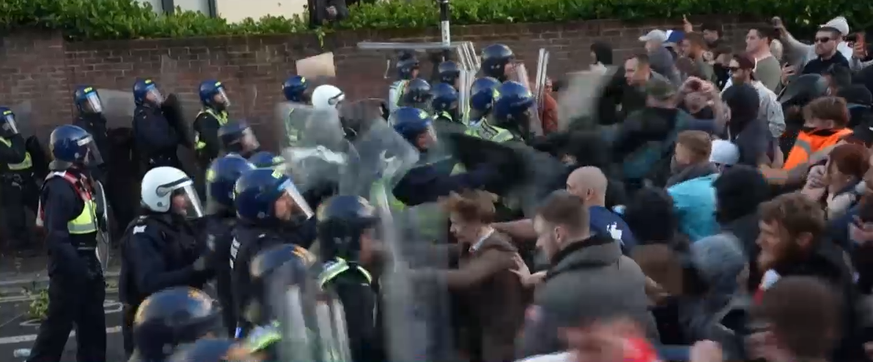 Proteste violente în Marea Britanie, după publicarea unor imagini în care poliția încatușează un tânăr înjunghiat care a murit