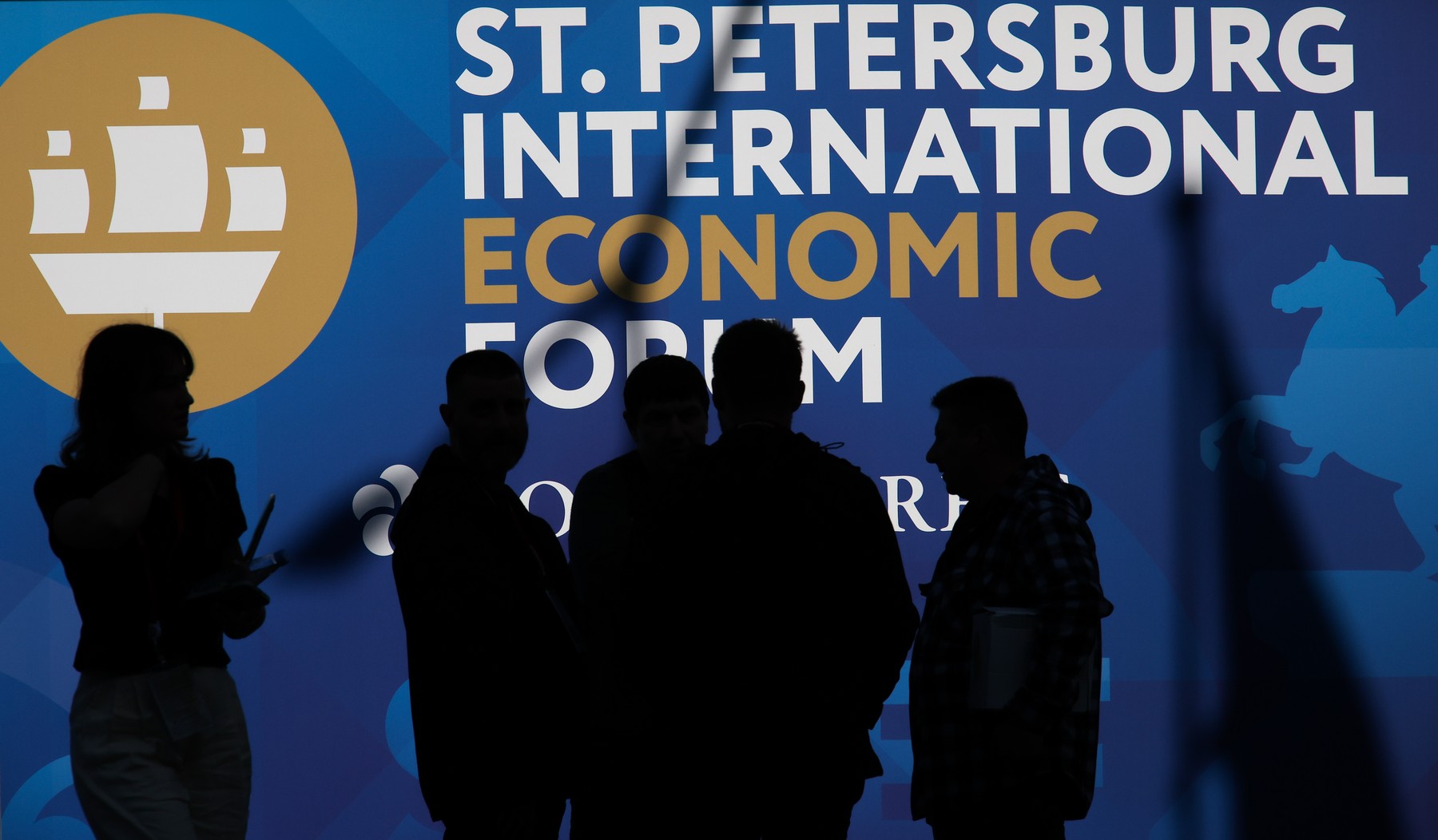 „Davosul” lui Putin, umbrit de război și stagnare economică. Frații Tate și influencerița Candace Owens, printre invitați