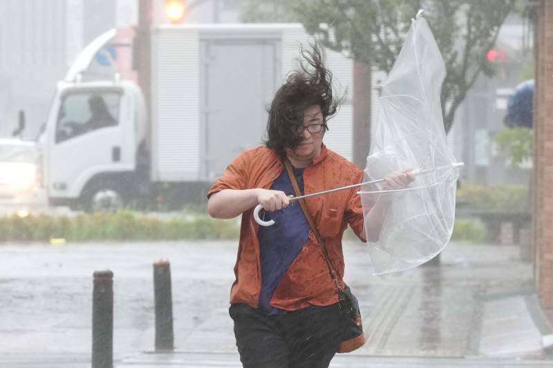 Typhoon Jangmi, No. 6, hits Japan