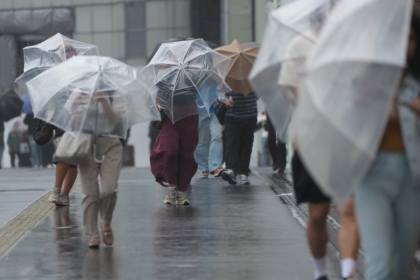 Haos în Japonia din cauza furtunii tropicale Jangmi: 15 răniți, zboruri anulate și sute de mii de sinistrați