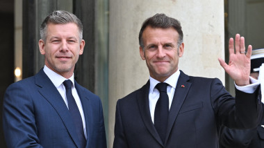 Emmanuel Macron welcomes Peter Magyar at the Elysee FA