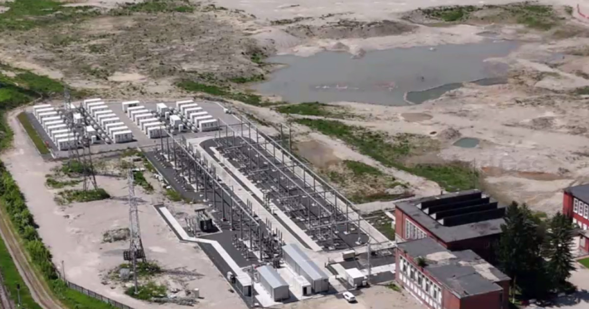 Terenul împrejmuit al centralei nucleare Doicești cu paznici la intrare, reflectând suspiciuni tranzacție și creșterea prețului terenului. | sursa foto: Digi24