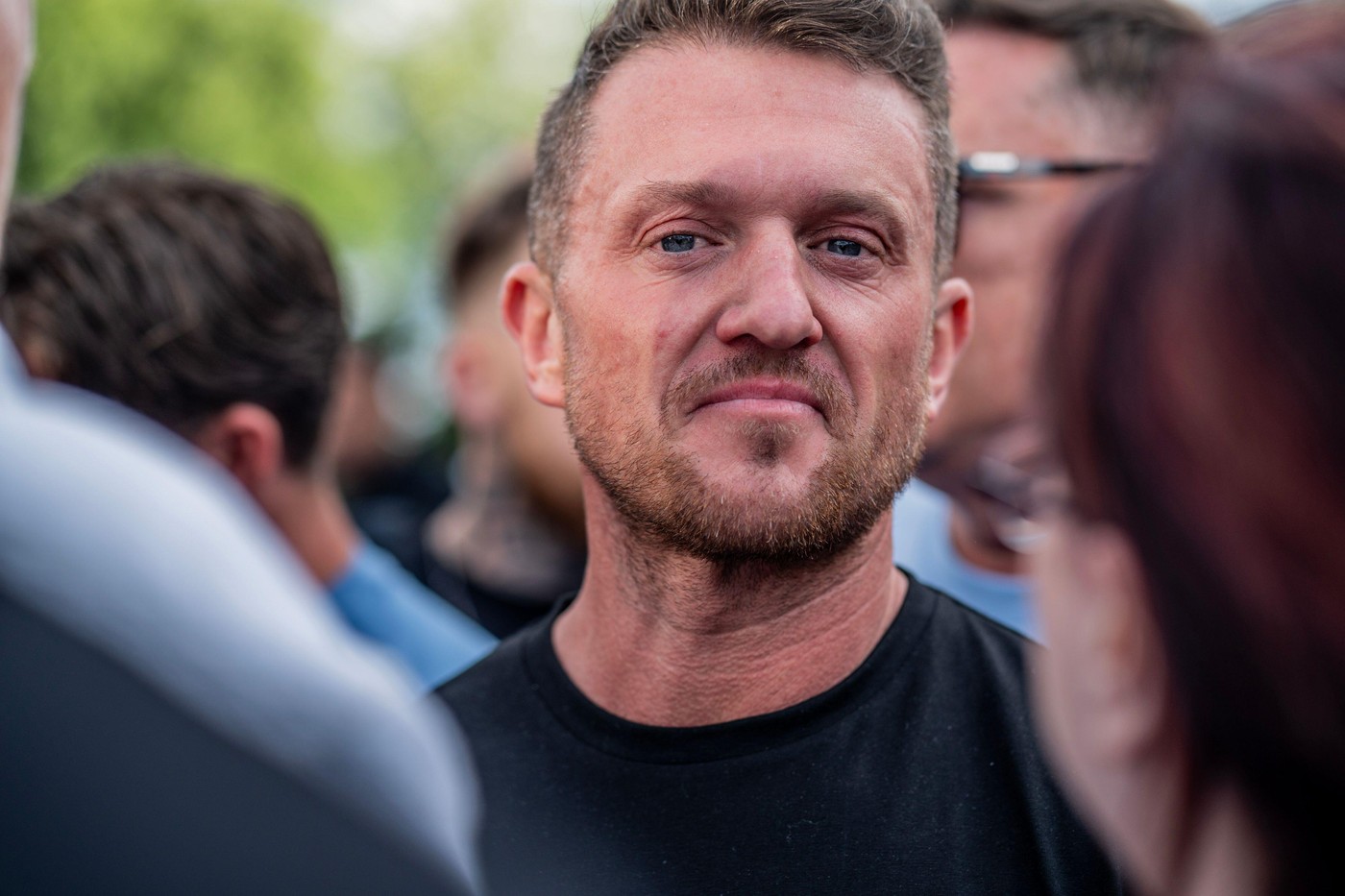 Activistul de extremă dreapta Tommy Robinson a fost reținut pe aeroportul Heathrow în temeiul legilor antiteroriste