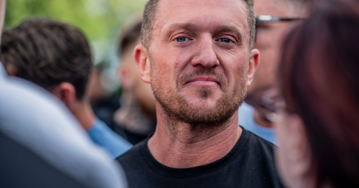 Activistul de extremă dreapta Tommy Robinson a fost reținut pe aeroportul Heathrow în temeiul legilor antiteroriste