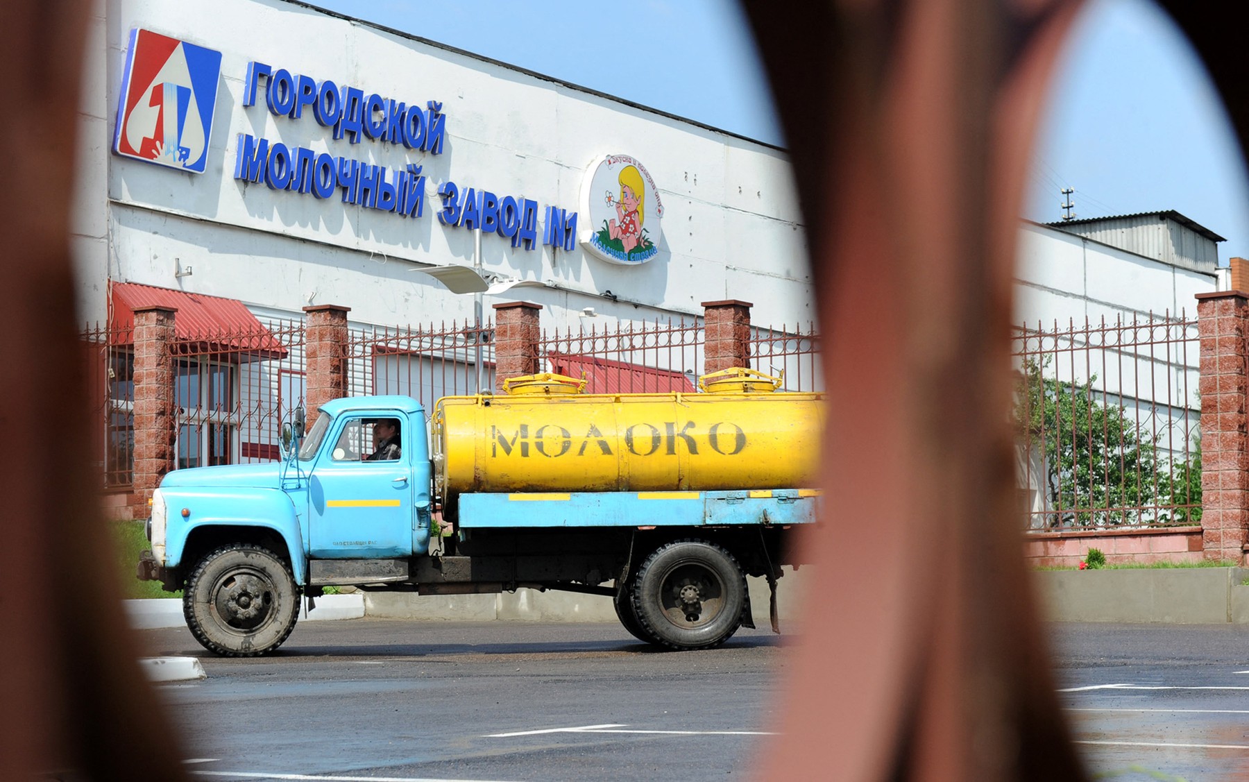 Rusia deghizează camioanele cu combustibil în cisterne de lapte pentru a putea aproviziona în Crimeea