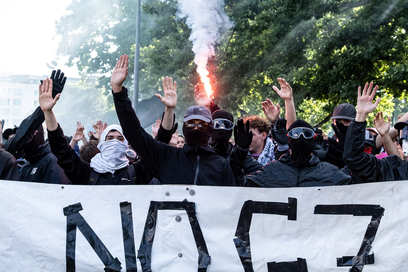 Proteste violente la Geneva înainte de summitul G7: o Tesla incendiată, un sediu ONU spart. Polițiștii au folosit gaze lacrimogene